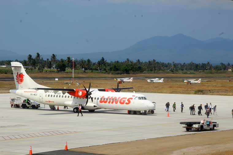 Penumpang turun dari pesawat Wings Air rute Surabaya-Banyuwangi di Bandara Banyuwangi beberapa waktu lalu. Sempat terhenti karena Covid-19, penerbangan rute ini segera beroperasi kembali.