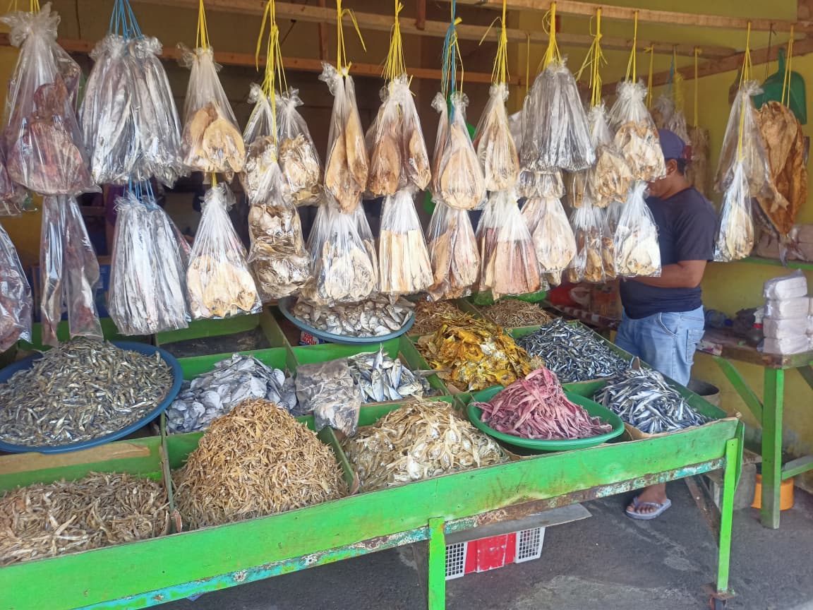 Salah satu pedagang ikan asin di Pasar Brak Kalimoro, Desa Kedungrejo, Kecamatanh Muncar memeriksa dagangannya.