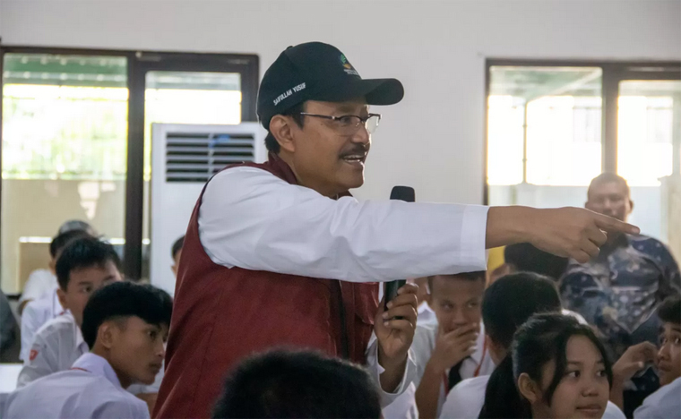 Mensos Syaifulah Yusuf atau Gus Ipul di tengah-tengah siswa.