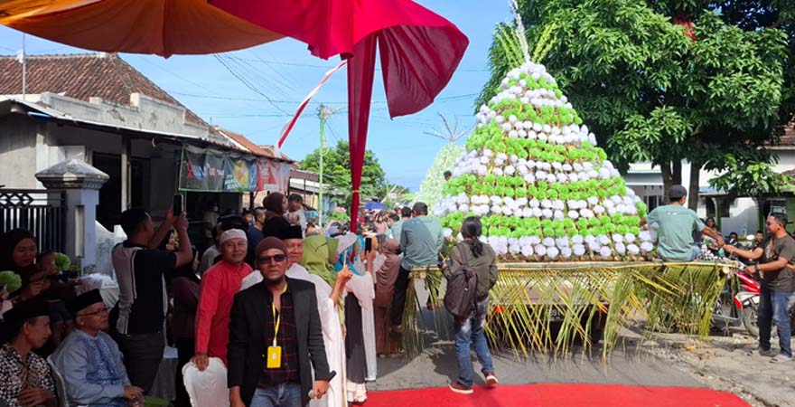 SEMARAK: Warga Desa Kaotan, Kecamatan Blimbingsari, menggelar kirab seribu telur dalam momen peringatan Maulid Nabi, Sabtu (6/9).