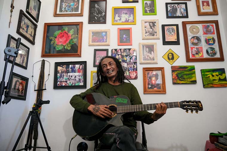 KAYA BANYAK TEMAN: Fredi Kayaman kini menetap di Desa Kelir. Dia ingin mengembangkan musik reggae dari desa.