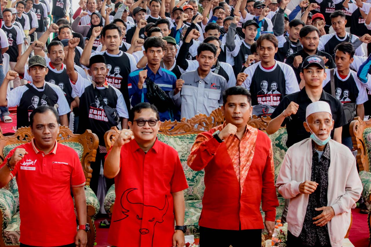 KADER MUDA: Yusi Teguh Ariefianto (dua dari kanan) menjadi salah satu kandidat kuat calon ketua DPC PDI Perjuangan Banyuwangi.