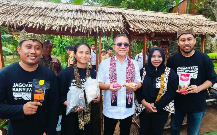 ALUMNI JAGOAN TANI: Ahmad Maulana (kanan) foto bareng dengan Menko Pangan Zulkifli Hasan saat kunjungan di Desa Gumuk, Licin pada bulan Juli 2025 lalu.