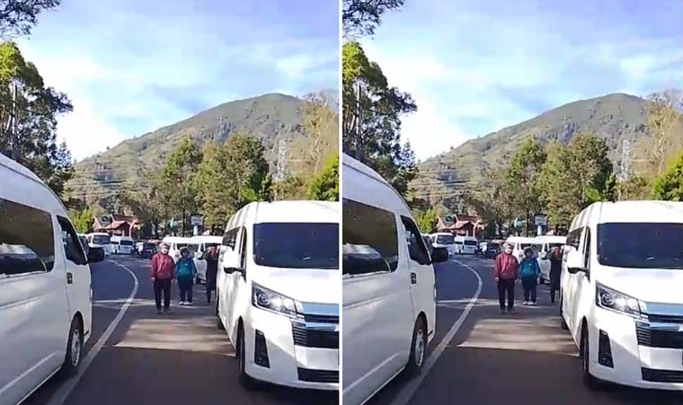 Kendaraan terjebak macet di jalan raya dekat kawasan Paltuding, Minggu (7/9). Pengunjung sudah bayar parkir Rp 10.000, tapi tidak diarahkan ke area parkir yang lebih luas.