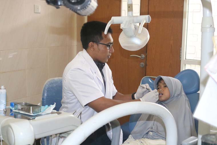 JANGAN MENUNGGU SAKIT: Dokter gigi RS Al Huda menangani pasien anak.