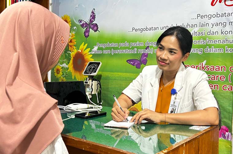 AHLINYA: dr Yanuarningtyas, Sp.An FIP melayani pasien di Poli Nyeri RSUD Genteng.