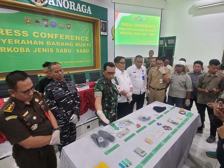 DISERAHKAN KE POLRESTA: Dandim 0825 Banyuwangi Letkol (Arh) Joko Sukoyo merilis temuan 34 paket sabu-sabu yang ditemukan berserakan di jalan raya Pancoran, Rogojampi, Senin (8/9).