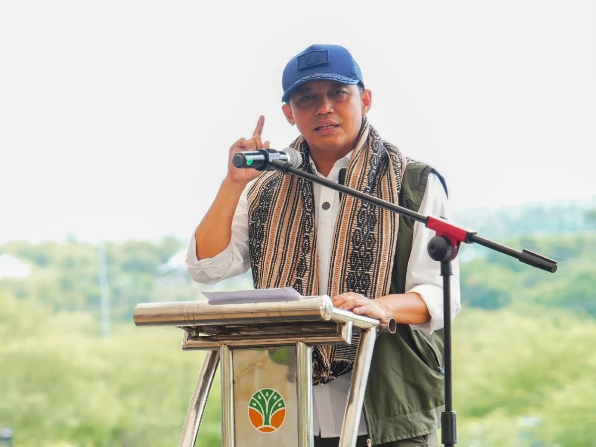 Menteri Kehutanan Raja Juli Antoni klarifikasi soal foto viral bermain domino.