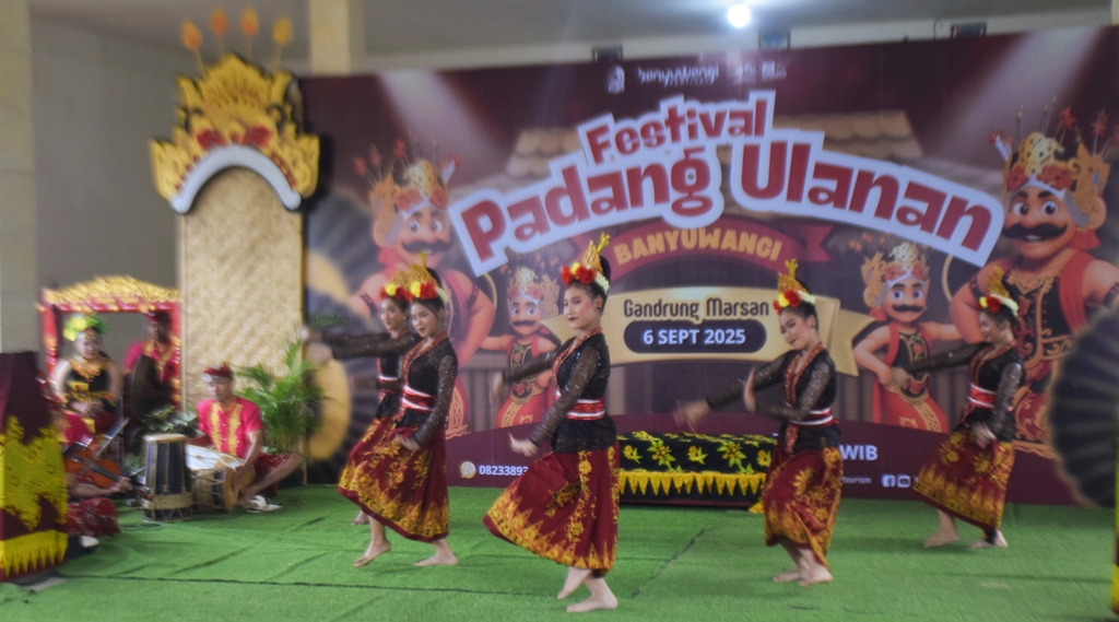 Pelajar dari gabungan SMP di Kecamatan Songgon menunjukkan kebolehannya dalam tarian Gandrung Marsan di Kantor Desa/Kecamatan Songgon pada Sabtu (6/9).