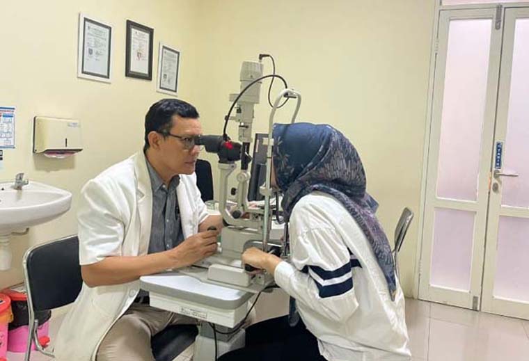 SOLUSI: dr Aswin Agung N, Sp.M sedang melakukan pemeriksaan mata sebelum dilakukan operasi phacoemulsification.