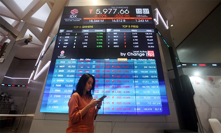 Layar digital yang menampilkan pergerakan Indeks Harga Saham Gabungan (IHSG) di Bursa Efek Indonesia (BEI), Jakarta, Selasa (8/4/2025).