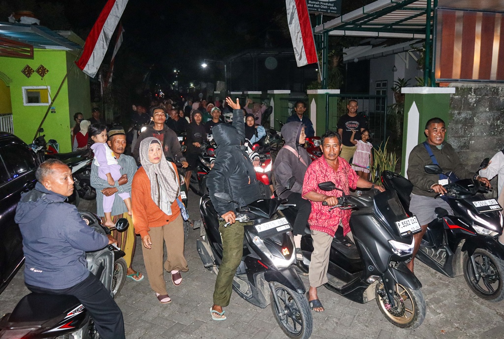 Puluhan kendaraan menumpk di salah satu gang di Dusun Krajan, Desa/Kecamatan Sempu mencari jalan keluar pada Sabtu (6/9) malam.
