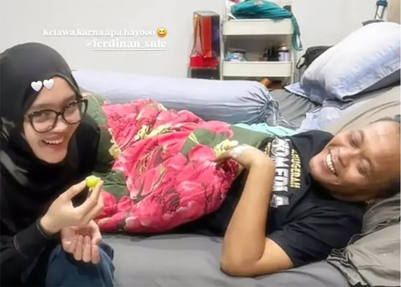 Sule tersenyum saat dijenguk Putri Delina.