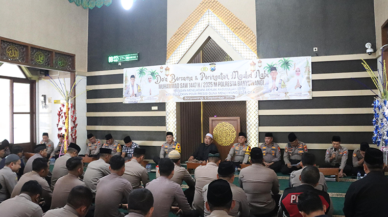KHDMAT: Jajaran Polresta Banyuwangi meggelar peringatan Maulid Nabi di Masjid Roudhotul Jannah Polresta Banyuwangi, Selasa (9/9).