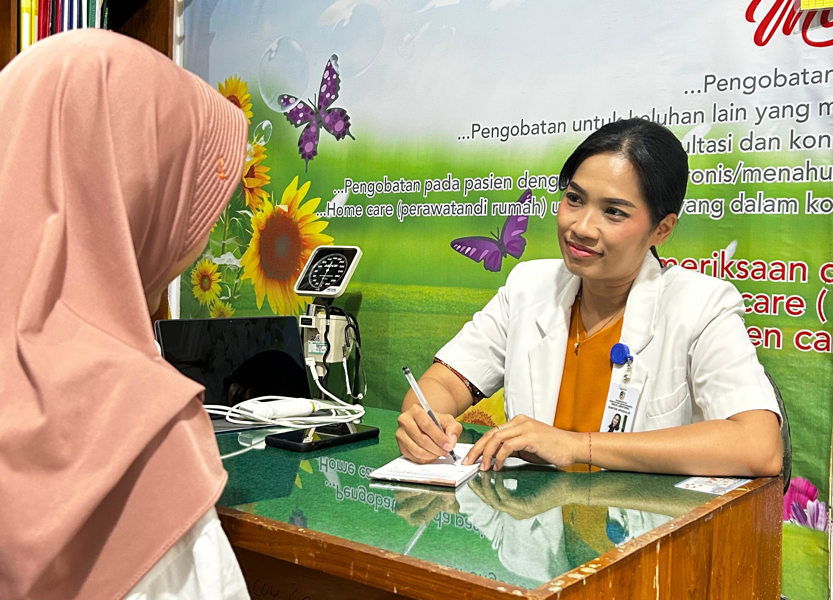 dr Yanuarningtyas, Sp.An FIP melayani pasien di Poli Nyeri RSUD Genteng.