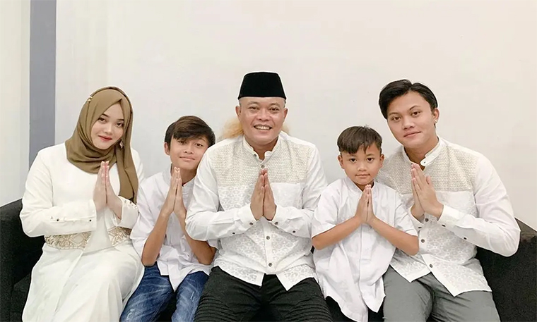 SAAT MASIH SEHAT: Entis Sutisna alias Sule bersama anak-anaknya.