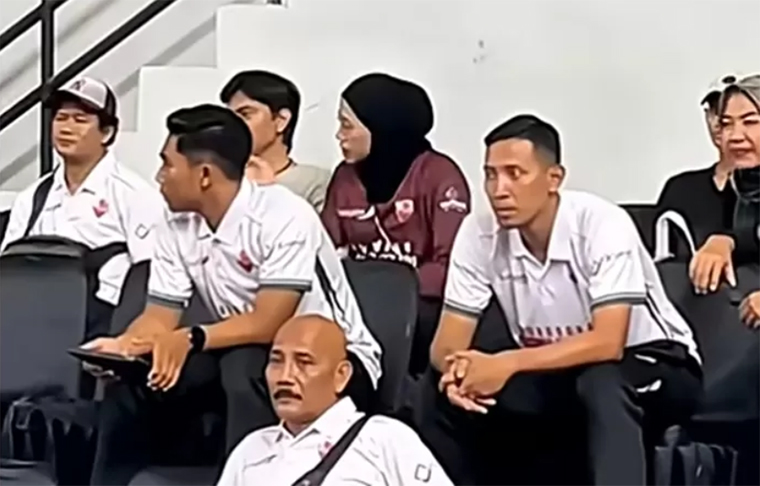 Megawati tertangkap kamera saat pertandingan Bank Jatim vs Rajawali.