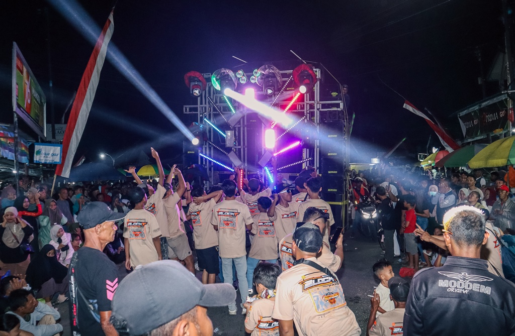 Nampak segelintir orang yang menikmati dentuman sound pada karnaval Sempu Banyuwangi, Sementara banyak penonton yang menutup telinga karena terlalu keras.