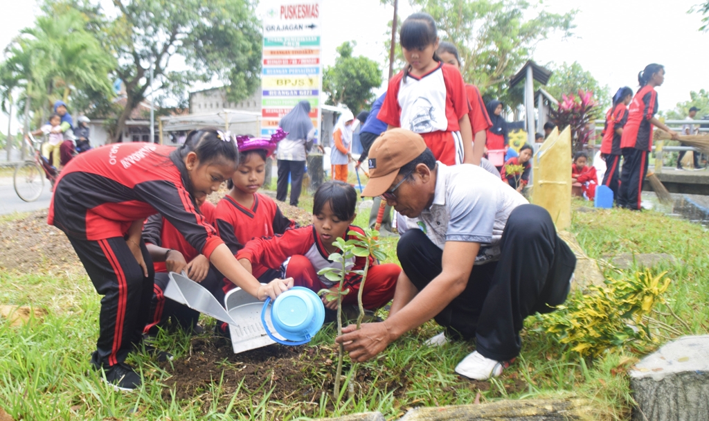 Program Sekardadu ajarkan siswa SDN 4 Grajagan menanam bunga dan membersihkan sampah sungai.