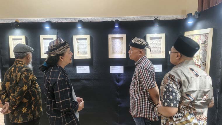 Kepala Dispusip Banyuwangi Zen Kostolani sedang menunjukan beberapa koleksi lestari yang terpampang di Dinas Perpustakaan dan Kearsipan (Dispusip) Banyuwangi.
