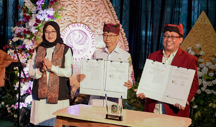 BANGUN SINERGI: (dari kiri) Bupati Ipuk, PJ Sekkab Guntur Priambodo, dan Rektor ISI Surakarta  Prof. Dr. I Nyoman Sukerna menunjukkan dokumen kerja sama.