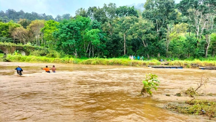 DEBIT AIR SUNGAI NAIK: Warga Dusun Sukamade, Desa Sarongan, Kecamatan Pesanggaran mengevakuasi jembatan getek yang hanyut terbawa aliran sungai, Rabu (10/9).