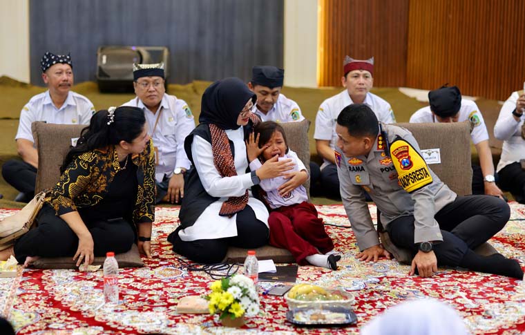 Naura menangis di pelukan Bupati Ipuk Fiestiandani saat kunjungan di gedung Sekolah Rakyat Licin, Rabu sore (10/9).