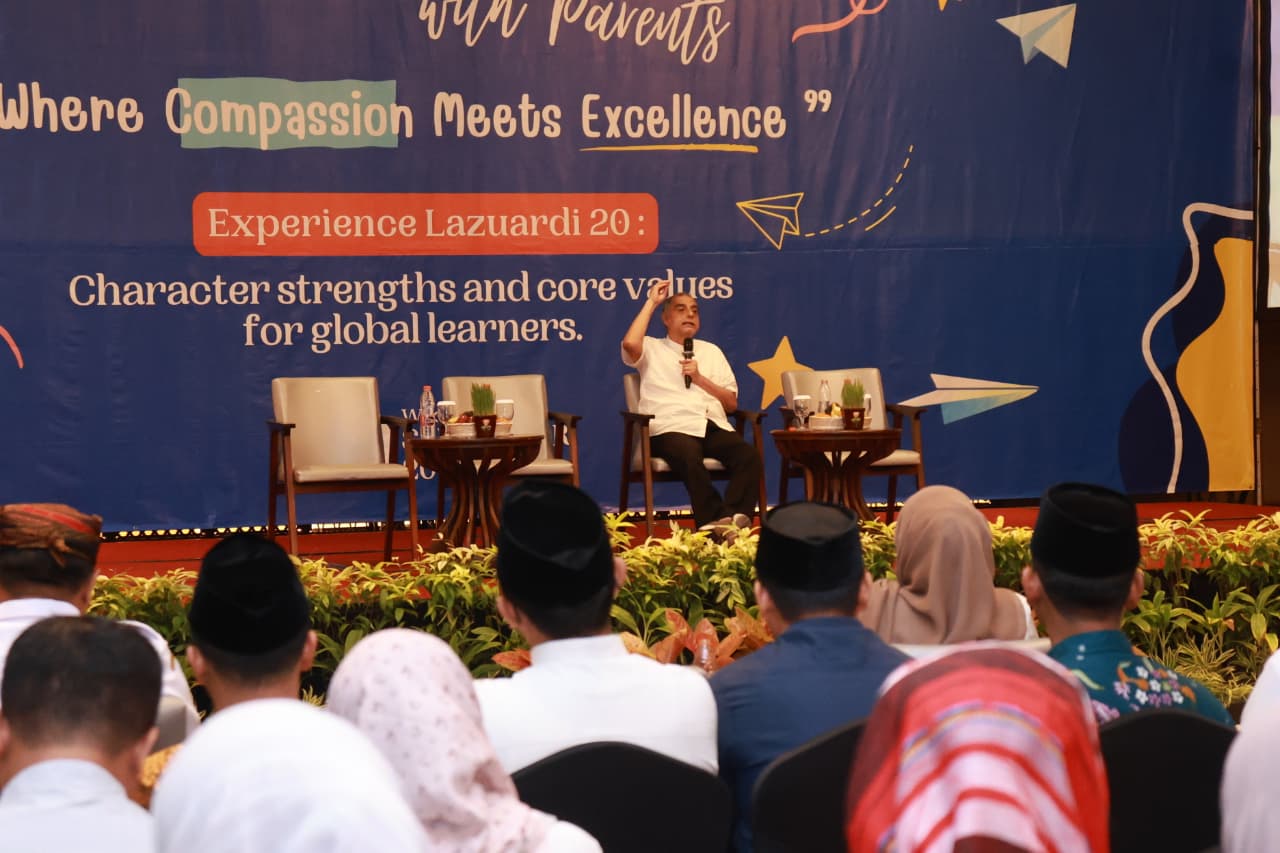 SAMAKAN PERSEPSI: Pendiri Lazuardi Tursina Haidar Bagir menyampaikan paparan pada para penyelenggara pendidikan di Lazuardi Tursina Banyuwangi dan para wali murid pada Rabu (10/9).