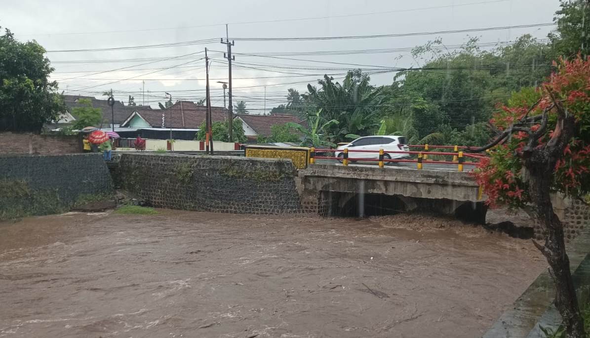 ILUSTRASI aliran sungai Dam Garit di Dusun Karangasem, Desa Alasmalang, Kecamatan Singojuruh debit air terus naik akibat daerah hulu terus diguyur hujan.