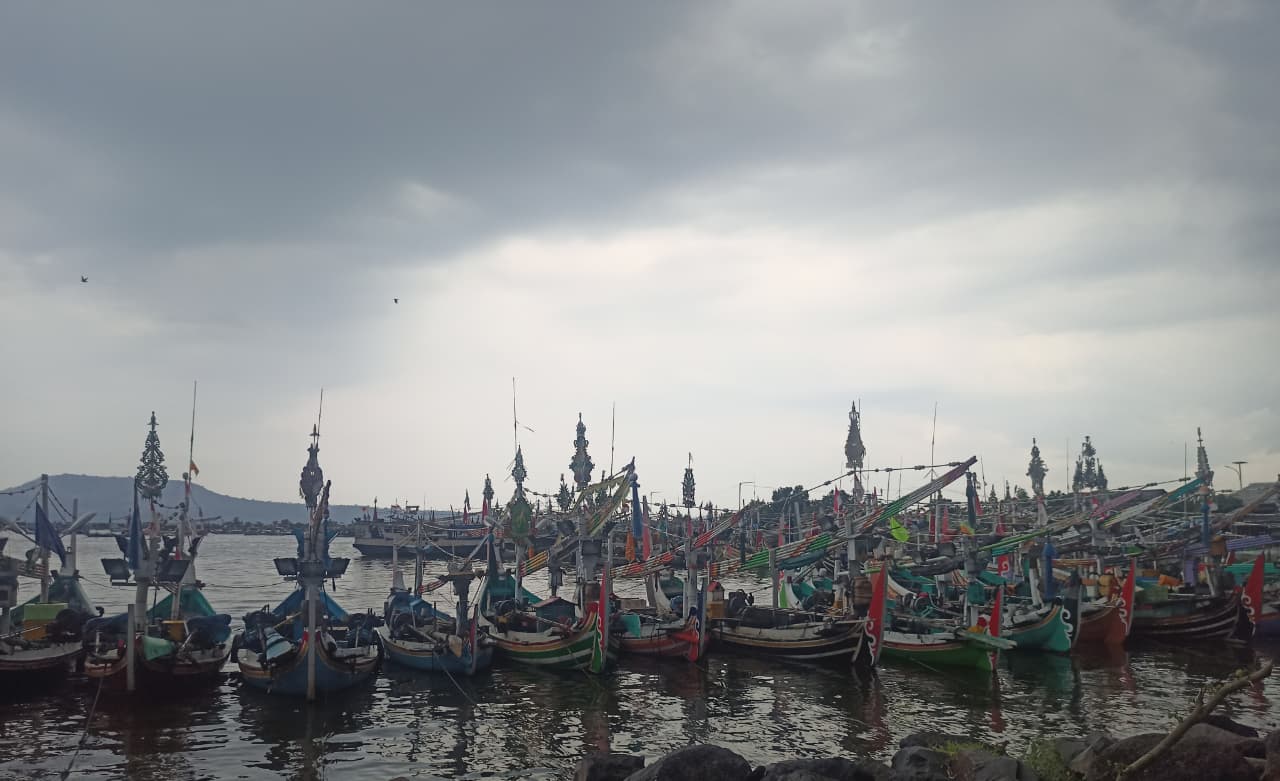 Kapal slerek dan perahu bersandar di Pelabuhan Muncar karena cuaca yang tidak bersahabat.