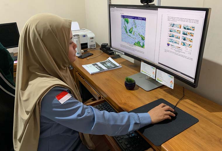 PANTAU CUACA: Rahmayani, prakirawan BMKG sedang memantau potensi cuaca ekstrem di wilayah Banyuwangi, Kamis (11/9).