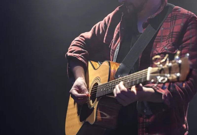 CERMAT DAN TELITI: Pilih gitar akustik tidak boleh sembarangan