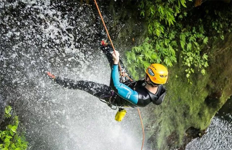 Aktivitas canyoneering atau biasa disebut sebagai canyoning.