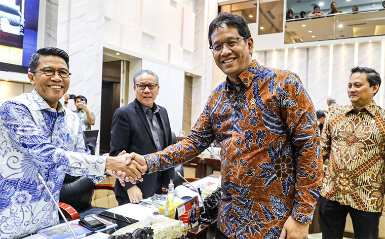 Menkeu Purbaya (kedua kanan) di dampingi Wakil Menteri Keuangan Thomas A. M. Djiwandono (kanan) berjabat tangan dengan Ketua Komisi XI DPR Mukhamad Misbakhun (kiri) di Senayan, Jakarta, Rabu (10/9).