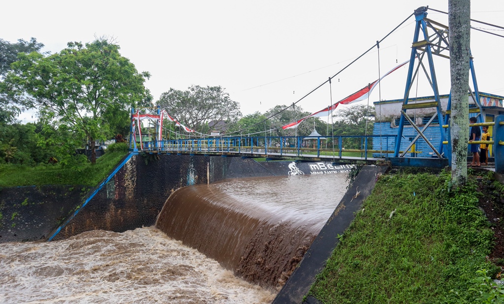 Debit air naik di Bendung Setail Teknik di Dusun Maron, Desa Genteng Kulon.