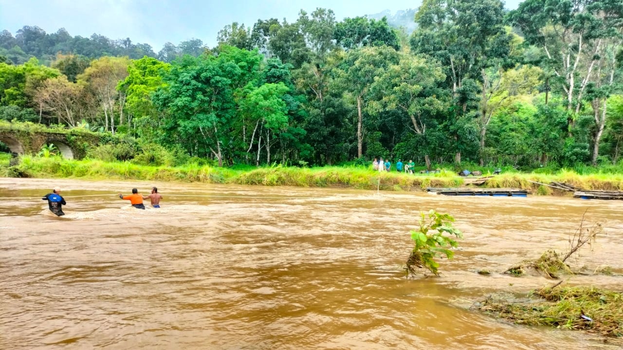 Warga Dusun Sukamade, Desa Sarongan, Kecamatan Pesanggaran mengevakuasi jembatan ghetek yang hanyut terbawa aliran sungai.