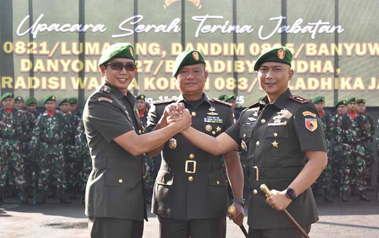 Letkol Arh Joko Sukoyo (kiri) dan Letkol Arm Triyadi Indrawijaya (kanan) usai melaksanakan sertijab yang dipimpin Danrem Kolonel Kohir di Korem 083/Baladhika Jaya, Kamis (11/9)
