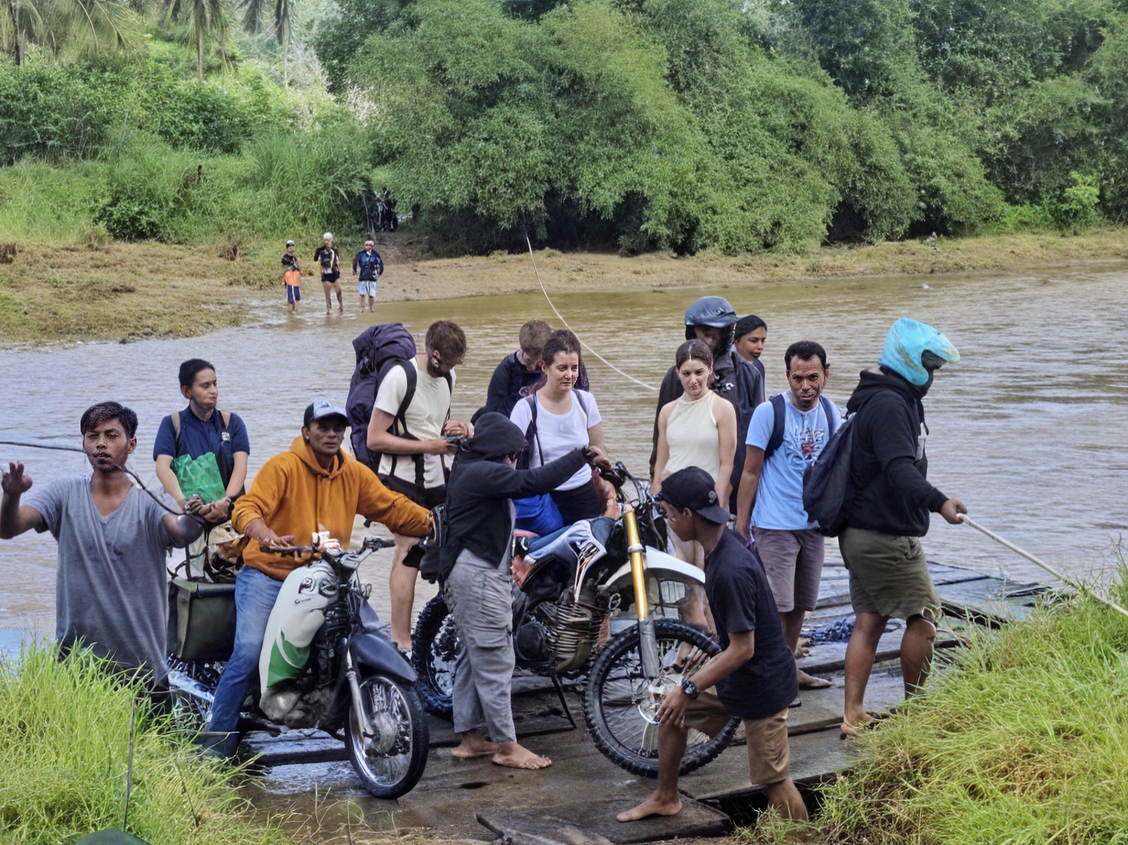 Para turis menyeberangi sungai untuk menuju Pantai Sukamade, Banyuwangi.