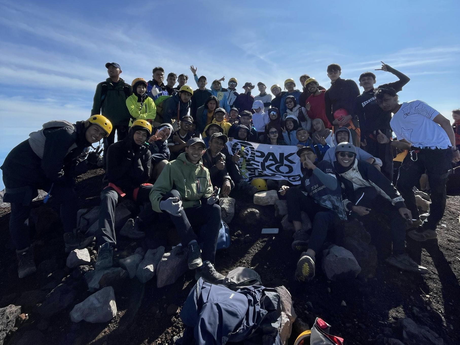 Momen para pendaki berfoto di puncak Gunung Raung.