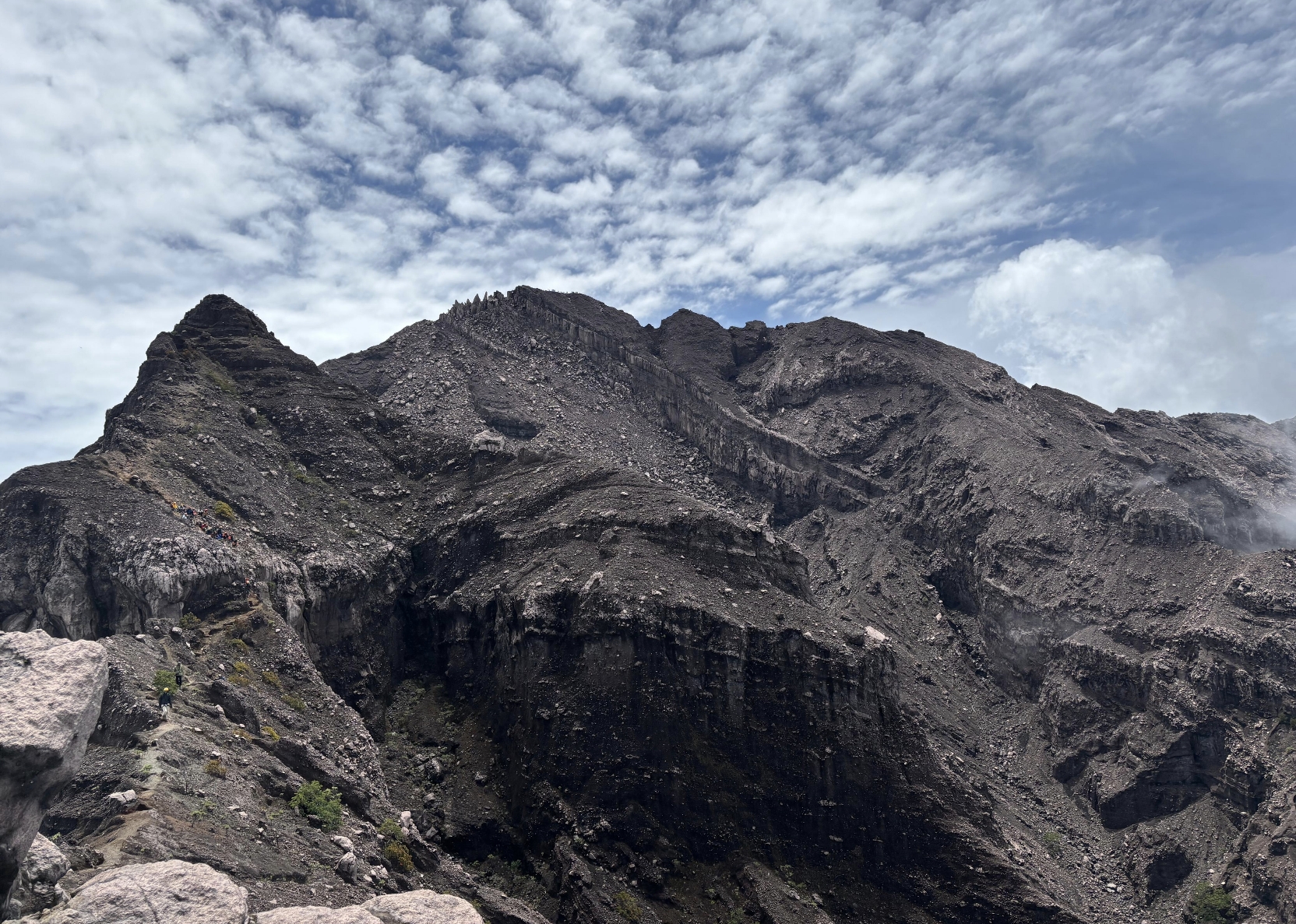Potret kondisi terbaru jalan menuju puncak Gunung Raung usai erupsi.