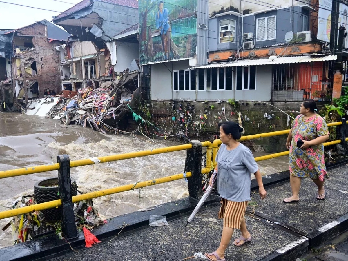 BNPB melaporkan korban banjir Bali bertambah jadi 16 jiwa.