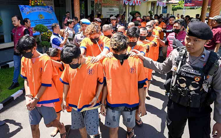 Para tersangka kasus narkoba dan obat-obatan terlarang hasil Operasi Tumpas Semeru 2025 dirilis di Mapolresta Banyuwangi, Jumat (12/8).