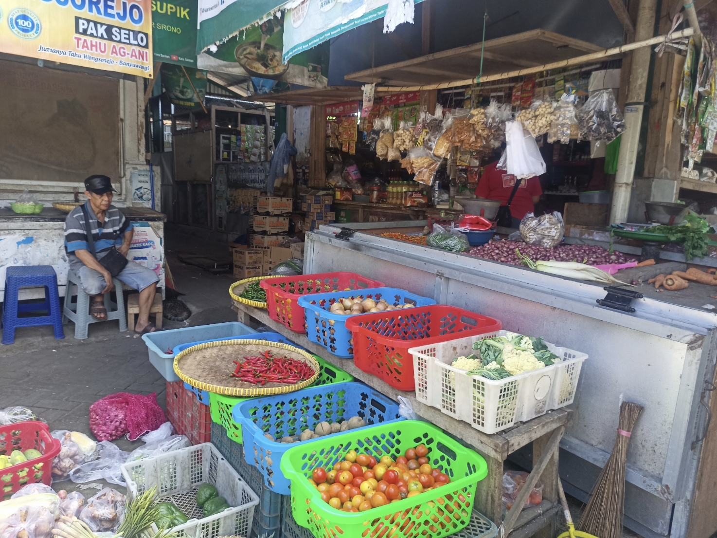 Salah satu pedagang di Pasar Srono M Sukito menunggu pembeli di lapak Pasar Srono, Desa Kebaman, Kecamatan Srono.