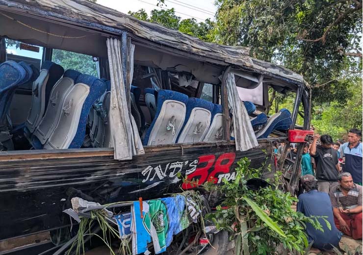 RINGSEK: Bus wisata yang terdiri dari rombongan nakes RS Bina Sehat Jember mengalami kecelakaan di Jalur Bromo Probolinggo.