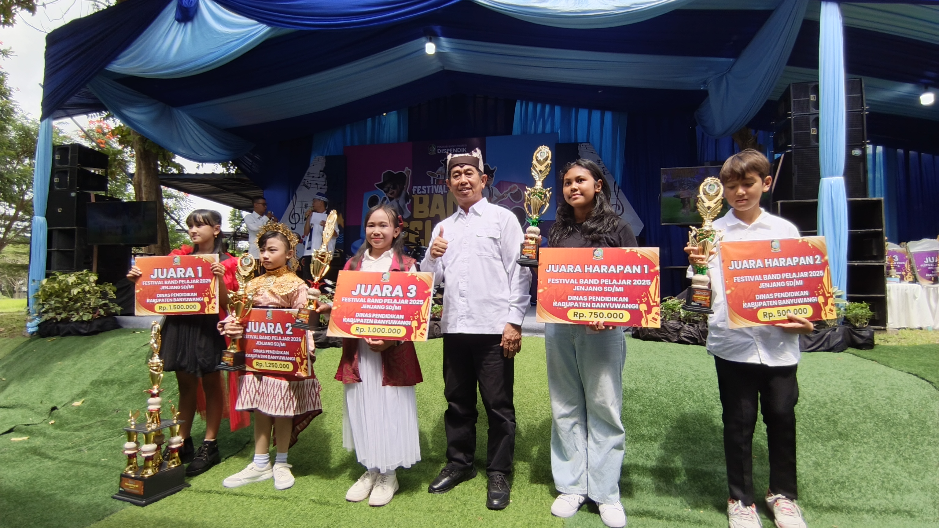 SEMRINGAH: Kepala Dispendik Banyuwangi usai penyerahkan penghargaan untuk pemenang festival band jenjang SD.