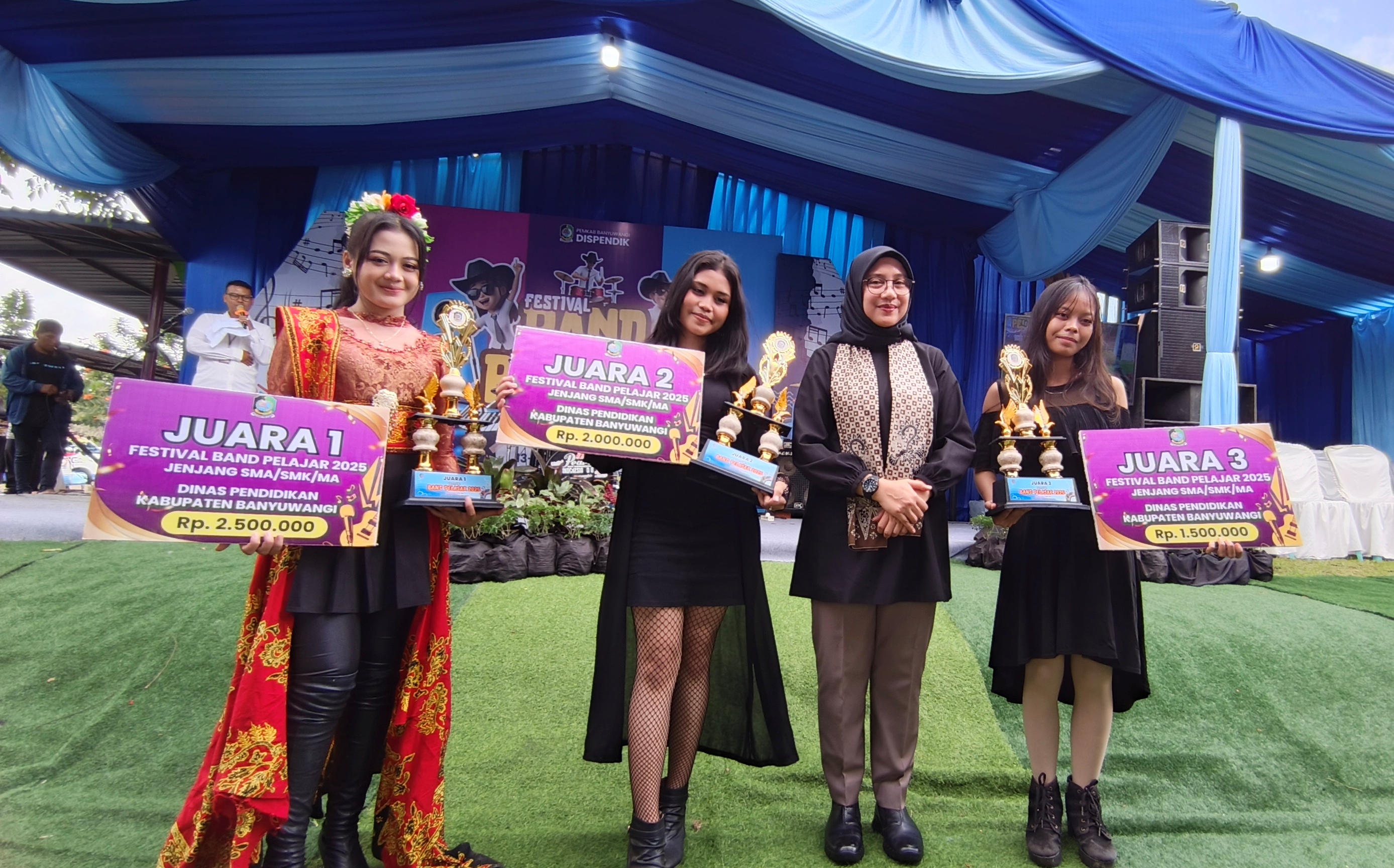 PRESTASI: Bupati Ipuk Fiestiandani bersama para Festival Band Pelajar jenjang SMA/SMK/MA di Banyuwangi Park, Kecamatan Kabat, Minggu (14/9).