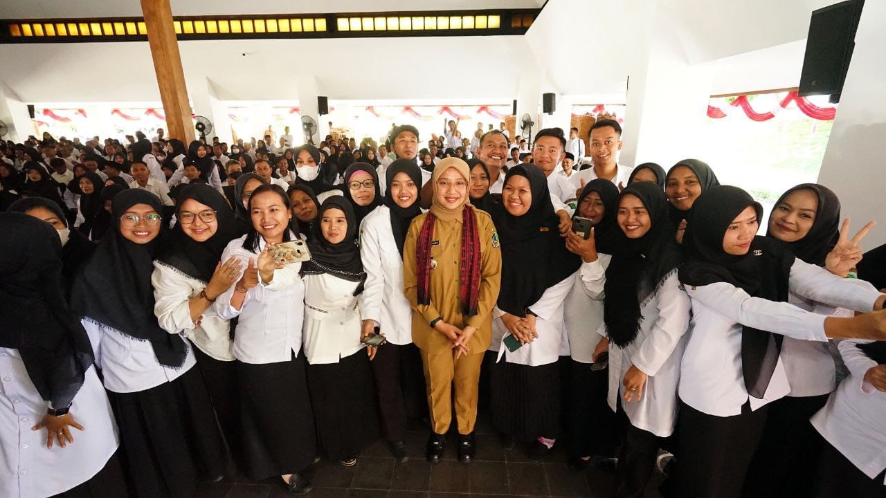 ABDI NEGARA: Bupati Ipuk bersama para ASN usai penyerahan SK pengangkatan PPPK guru, nakes, dan tenaga teknis pada April 2024 lalu.