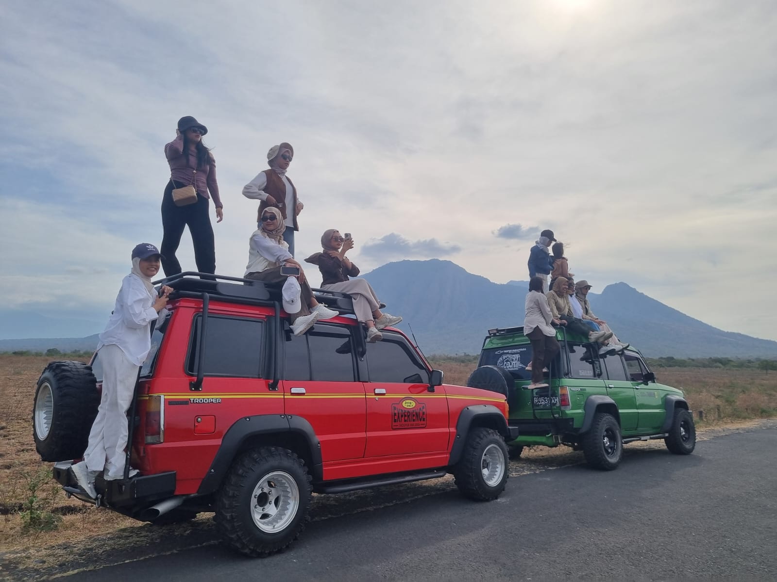 LAGI BOOMING: Kendaraan Jeep maupun Trooper bisa dimanfaatkan wisatawan untuk berfoto dengan view pemandangan alam yang menarik.