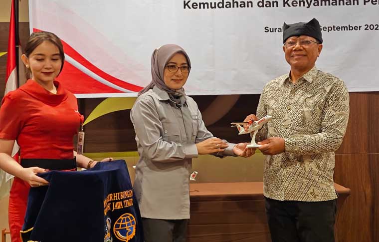 PENSIUN: Dwi Yanto (kanan) ketika masih menjabat Asisten Perekonomian dan Kesejahteraan Pemkab Banyuwangi menerima miniatur pesawat terbang dalam acara press conference di Surabaya, 15 September 2025.