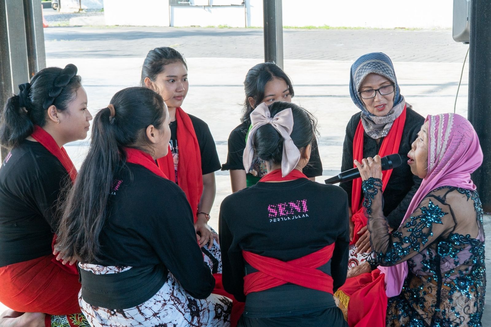 DIMULAI LAGI : Maestro Gandrung Temuk Misti mengajarkan seni gandrung kepada para sejumlah pelajar pada Sabtu (13/9).